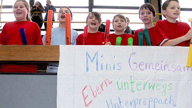 Die jungen Fans der Pfarreiengemeinschaft Ebern, Unterpreppach und Jesserndorf (von links Carolin, Fabian, Isabella, Jan, Lawrence und Julian) feuern ihre Mannschaft lautstark an. Foto: Helmut Will