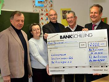 Eine Spende von 2000 Euro überreichte der Rotarierclub Bad Kissingen an das Schülerinnencafé. Auf unserem Foto v.li.: Hans-Georg Keßler, Valentina Weißenberger und Franz-Peter Jörg nehmen den symbolischen Spendenscheck der beiden Rotarier Edwin Häfner und Hans-Ulrich Hoßfeld (derzeitiger Rotarierpräsident) entgegen.  Foto: Peter Rauch