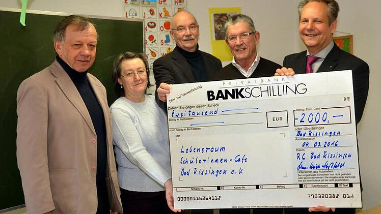 Eine Spende von 2000 Euro überreichte der Rotarierclub Bad Kissingen an das Schülerinnencafé. Auf unserem Foto v.li.: Hans-Georg Keßler, Valentina Weißenberger und Franz-Peter Jörg nehmen den symbolischen Spendenscheck der beiden Rotarier Edwin Häfner und Hans-Ulrich Hoßfeld (derzeitiger Rotarierpräsident) entgegen.  Foto: Peter Rauch