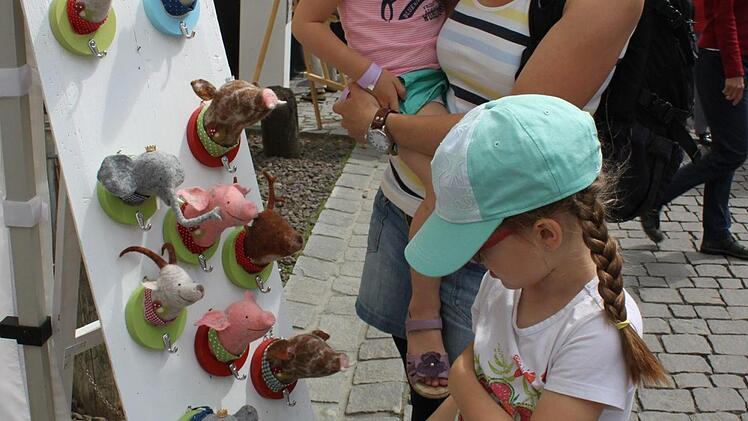 Besonders die Kinder mögen die Trophäen von Alrun Müller Breunig, die die Künstlerin aus Filz macht. Foto: Carmen Schwind