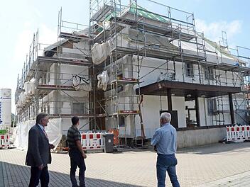 Bürgermeister Hans Pietz, Bauamtsleiter Andreas Schorn, Kämmerer Heinrich Grebner (v. l.) reuen sich über den Fortschritt bei der Rathaussanierung in Pressig.  Foto: K.- H. Hofmann