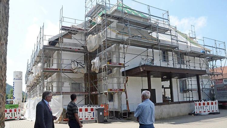 Bürgermeister Hans Pietz, Bauamtsleiter Andreas Schorn, Kämmerer Heinrich Grebner (v. l.) reuen sich über den Fortschritt bei der Rathaussanierung in Pressig.  Foto: K.- H. Hofmann