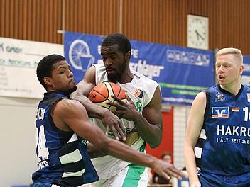 Der Baunacher Rob Ferguson (mit Ball) rennt sich gegen Derrick Marks fest; rechts der ehemalige Bamberger Philipp Neumann. Foto: sportpress
