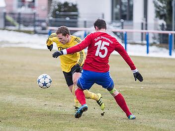 Auf erstaunlich gutem Untergrund zieht Thulbas Julian Wüscher am Dampfacher Michael Hau vorbei. Aber weil der FC-Stürmer ebenso wenig traf wie seine Kollegen, setzte es in 2018 die zweite Punktspiel-Niederlage in Folge.René Ruprecht