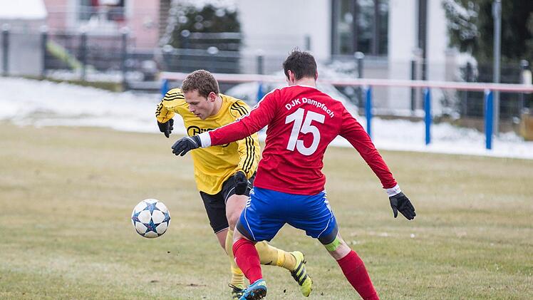 Auf erstaunlich gutem Untergrund zieht Thulbas Julian Wüscher am Dampfacher Michael Hau vorbei. Aber weil der FC-Stürmer ebenso wenig traf wie seine Kollegen, setzte es in 2018 die zweite Punktspiel-Niederlage in Folge.René Ruprecht