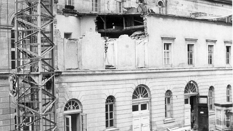 Nachdem die Spielzeit im Mai 1972 beendet war, begannen die Abbrucharbeiten am Nordtrakt des Landestheaters.CT-Archiv/Hess