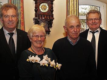 Bürgermeister Hans Beck (links) und sein Stellvertreter Helmut Schleicher (rechts) gratulierten dem Jubelpaar. Foto: Evi Seeger