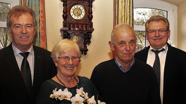 Bürgermeister Hans Beck (links) und sein Stellvertreter Helmut Schleicher (rechts) gratulierten dem Jubelpaar. Foto: Evi Seeger