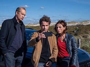 Carl Sievers (Peter Heinrich Brix, links), Hinnerk Feldmann (Oliver Wnuk) und Ina Behrendsen (Julia Brendler) m&uuml;ssen den Mord an einem jungen Fischer aufkl&auml;ren.