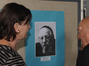 Dagmar Voßkühler und Alt-OB Rudolf Schardt vor dem Bild des ehemaligen Kitzinger Rabbiners Dr. Isaiah Gotthelf Wohlgemuth