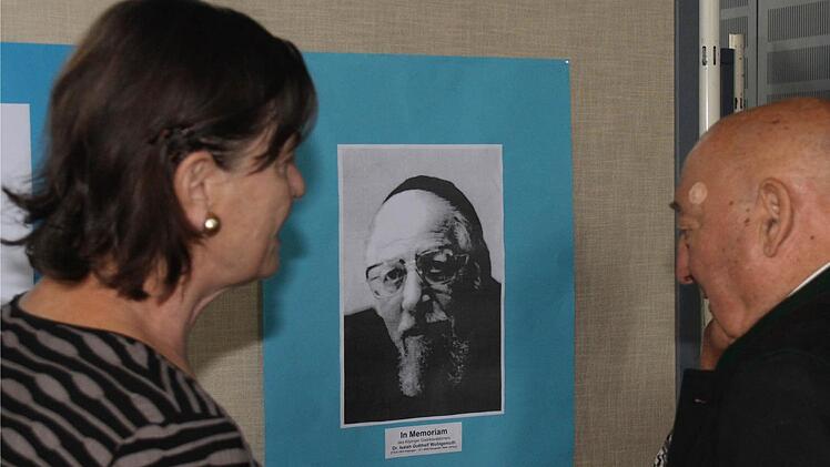 Dagmar Voßkühler und Alt-OB Rudolf Schardt vor dem Bild des ehemaligen Kitzinger Rabbiners Dr. Isaiah Gotthelf Wohlgemuth