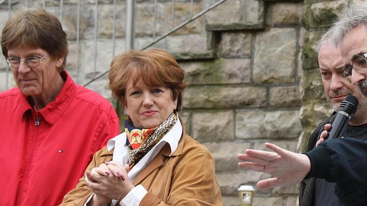 Stefan Kronewald, örtlicher Oldtimerspezialist, als Moderator der Streckenkontrolle, es lauschen Bürgermeisterin Brigitte Meyerdierks und der Oldtimerfan Notar Dr. Höhn