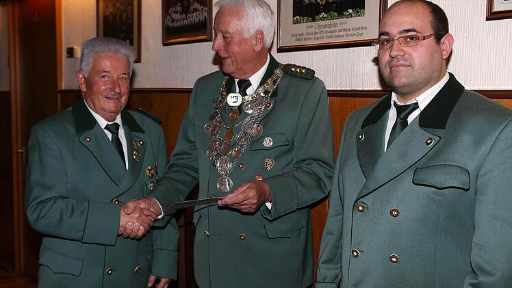 Eine besondere Ehrung wurde Winfried Weinbeer (links) und Tino Schamberger (rechts) zuteil.