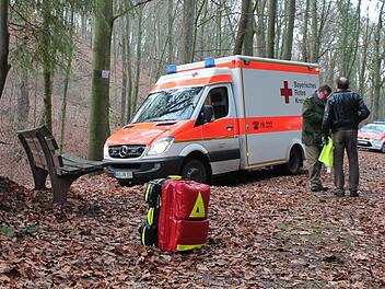 Die Seniorin wurde im Wald vom Notarzt versorgt. Neben dem Rettungswagen bespricht sich Einsatzleiter Kurt Förg (links) mit einem Kollegen. Fotos: Benedikt Borst