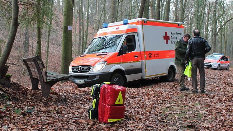 Die Seniorin wurde im Wald vom Notarzt versorgt. Neben dem Rettungswagen bespricht sich Einsatzleiter Kurt Förg (links) mit einem Kollegen. Fotos: Benedikt Borst