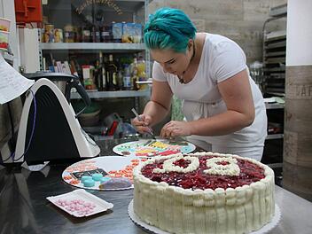 Beim Zuschneiden der filigranen Zuckerfiguren braucht Sarah Weiglmeier Fingerspitzengefühl.  Foto: Ronald Heck