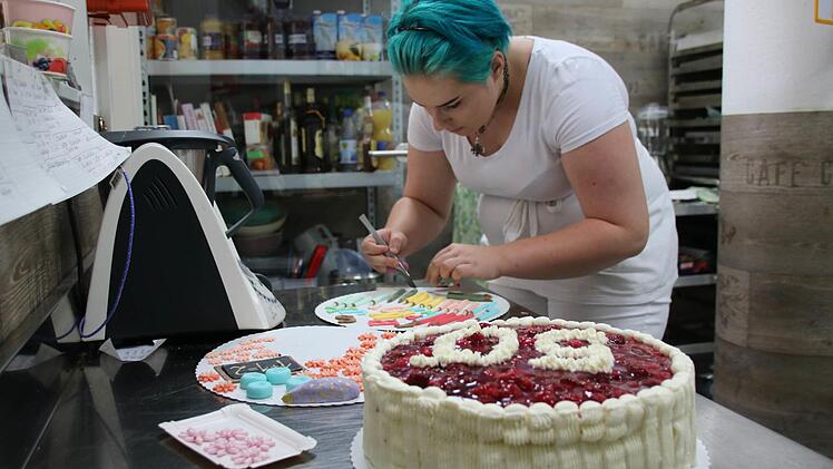Beim Zuschneiden der filigranen Zuckerfiguren braucht Sarah Weiglmeier Fingerspitzengefühl.  Foto: Ronald Heck