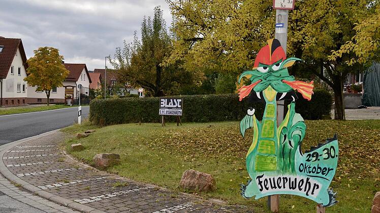 Wer aus Richtung Premich nach Stangenroth fährt, wird seit einiger Zeit von diesem grünen, Feuer schnaubenden Drachen begrüßt. Er ist Bote des bevorstehenden Feuerwehrfestes. Foto: Kathrin Kupka-Hahn