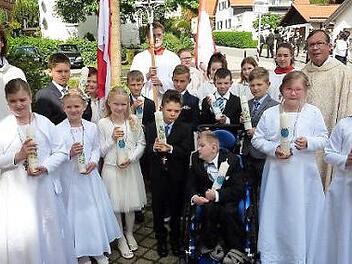 Die Kommunionkinder mit Pfarrer Hans-Michael Dinkel (rechts) und mit dem Gemeindereferenten Matthias Beck (links)  Foto: Gerd Fleischmann
