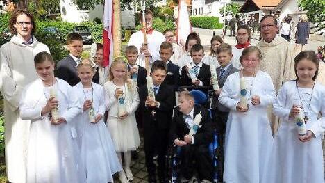 Die Kommunionkinder mit Pfarrer Hans-Michael Dinkel (rechts) und mit dem Gemeindereferenten Matthias Beck (links)  Foto: Gerd Fleischmann