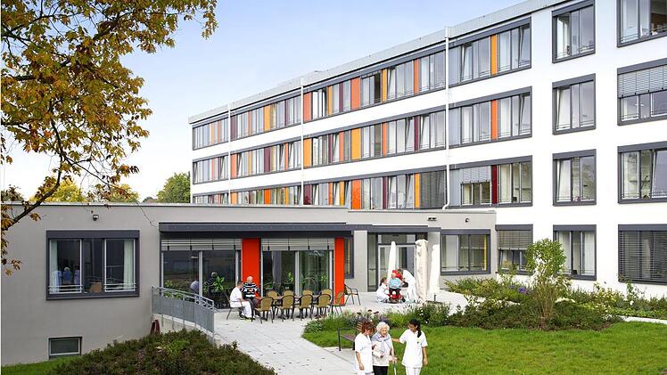 Die Grünanlage hinter der Akutgeriatrie im Haßfurter Krankenhaus, ein Teil der Haßberg-Klinik.  Foto: Sybille Thomé/Kommunalunternehmen Haßberg-Kliniken