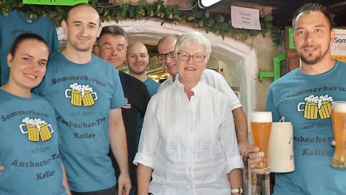 Renate Maier mit ihrem Team: Zum "40-Jährigen" der Chefin gab's extra T-Shirts.