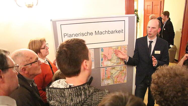 Bei einem "Lokalforum" im Redoutensaal in Erlangen diskutierten Bürger mit Vertretern des Zweckverbands Stadt-Umland-Bahn (StUB) über Varianten der Regnitzquerung. Foto: Christian Bauriedel