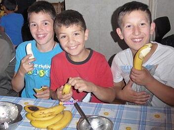 Die Kinder im Kinderheim Petrosani freuen sich über die mitgebrachten Spenden, vor allem über die Bananen.Philipp Bauernschubert