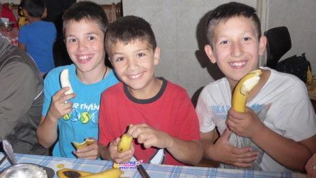 Die Kinder im Kinderheim Petrosani freuen sich über die mitgebrachten Spenden, vor allem über die Bananen.Philipp Bauernschubert