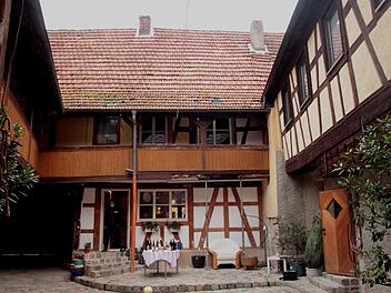 Der idyllische Innenhof des Vierseithofes mit Blick auf das Haupthaus  Fotos: Günther Geiling