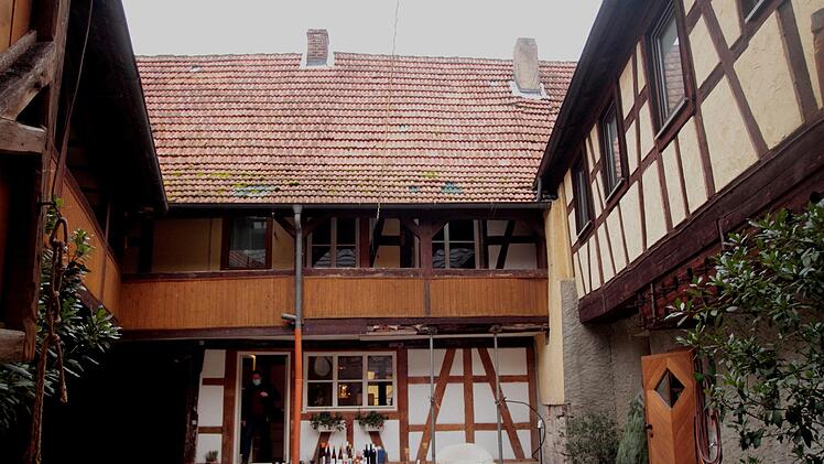 Der idyllische Innenhof des Vierseithofes mit Blick auf das Haupthaus  Fotos: Günther Geiling