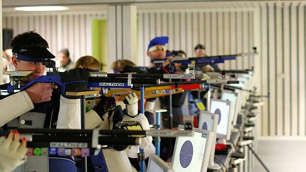 So eng gedr&auml;ngt wie hier in einem Sch&uuml;tzenhaus in Bergrheinfeld d&uuml;rfen die Sch&uuml;tzen auch im Gau Rh&ouml;n-Saale nicht stehen. Es gibt Verwirrung, weil auf bezirksebene weitergeschossen wird, w&auml;hrend die untersten Ligen pausieren.  Foto:  Archiv/W. M&uuml;ller