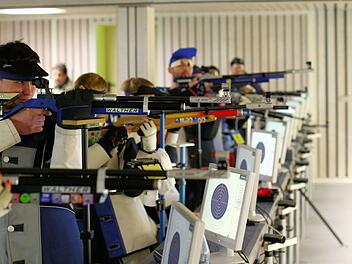 So eng gedrängt wie hier in einem Schützenhaus in Bergrheinfeld dürfen die Schützen auch im Gau Rhön-Saale nicht stehen. Es gibt Verwirrung, weil auf bezirksebene weitergeschossen wird, während die untersten Ligen pausieren.  Foto:  Archiv/W. Müller