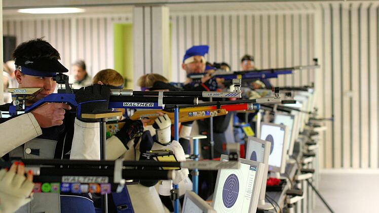 So eng gedrängt wie hier in einem Schützenhaus in Bergrheinfeld dürfen die Schützen auch im Gau Rhön-Saale nicht stehen. Es gibt Verwirrung, weil auf bezirksebene weitergeschossen wird, während die untersten Ligen pausieren.  Foto:  Archiv/W. Müller
