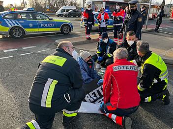 Wichtigste Verkehrsachse Nürnbergs blockiert: Klimaaktivisten kleben sich auf Abfahrt von Frankenschnellweg fest Wichtigste Verkehrsachse Nürnbergs blockiert: Klimaaktivisten kleben sich auf Abfahrt von Frankenschnellweg fest