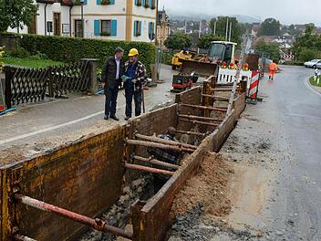 Seit Jahren lässt Litzendorf im Zuge von Straßenbaumaßnahmen alte Wasserleitungen und Kanäle austauschen. Das geschieht derzeit auch "Am Knock", wo entlang der Staatsstraße, am Rathaus vorbei, ein verkehrsgerechter Gehweg gebaut wird.  Foto: Ronald Rinklef
