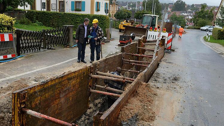 Seit Jahren lässt Litzendorf im Zuge von Straßenbaumaßnahmen alte Wasserleitungen und Kanäle austauschen. Das geschieht derzeit auch "Am Knock", wo entlang der Staatsstraße, am Rathaus vorbei, ein verkehrsgerechter Gehweg gebaut wird.  Foto: Ronald Rinklef