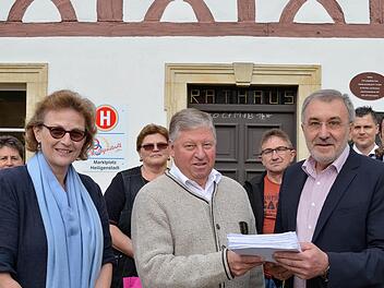 Vor dem Heiligenstadter Rathaus übergaben Monika Schenk Gräfin von Stauffenberg und Initiator Rudolf Herbst (Mitte) aus Hohenpölz die Unterschriftenlisten an Bürgermeister Helmut Krämer. Foto: privat