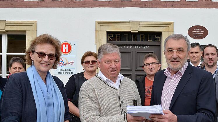 Vor dem Heiligenstadter Rathaus übergaben Monika Schenk Gräfin von Stauffenberg und Initiator Rudolf Herbst (Mitte) aus Hohenpölz die Unterschriftenlisten an Bürgermeister Helmut Krämer. Foto: privat