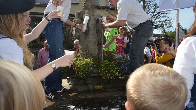Aus dem Busen der Jungferkättl fließt zur Kerwa Bier. Foto: Karl-Heinz Hofmann