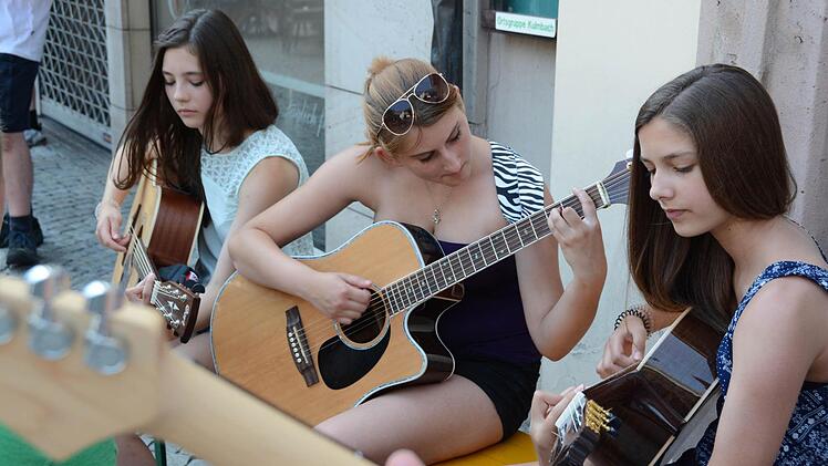 Die Musicschool trotzt der Hitze und sorgt auf dem marktplatz für abwechslugnsreiche Unterhaltung.  Foto: Dagmar Besand