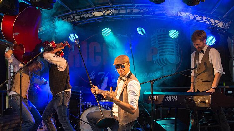 Die Band "Rickbop & The Hurricanes" spielte zum Auftakt der Reihe "Abendlicht" des Kulturamts Haßfurt live im Rathausinnenhof und begeisterte Jung und Alt.