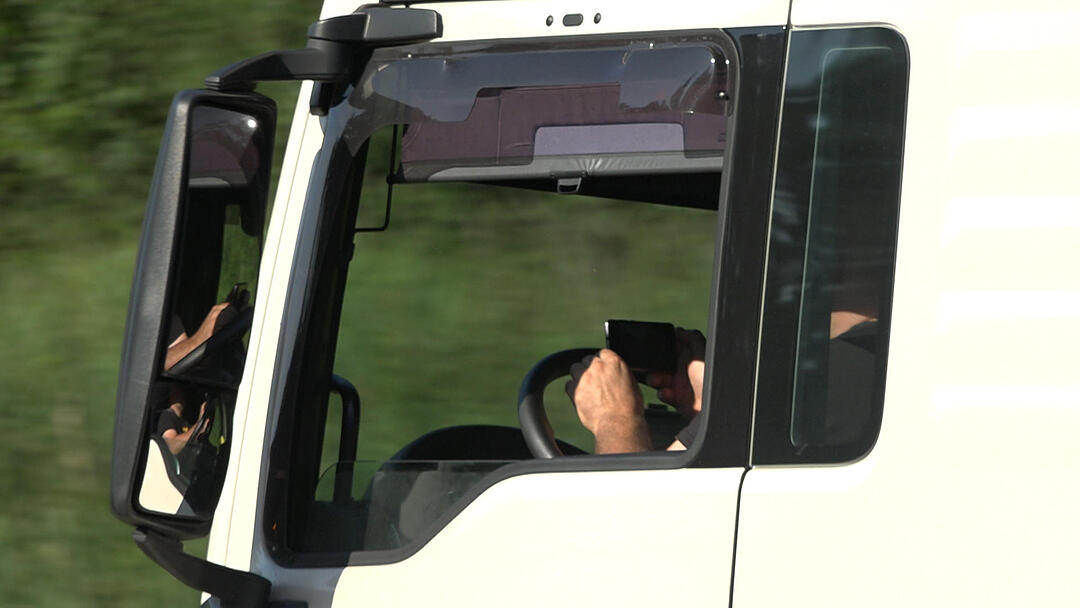 Polizei sieht rot: Bereits mehr als 20 Gaffer herausgezogen - Wohnmobilfahrer kollidiert beim Überholen mit Lastwagen