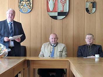 Kleine Feierstunde für Peter Ebertsch (M.), den Tettauer Bürgermeister - mit dabei waren Zweiter Bürgermeister Falk Wick (l.) sowie der Dritte Bürgermeister Dietmar Schmidt.privat