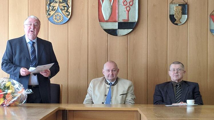 Kleine Feierstunde für Peter Ebertsch (M.), den Tettauer Bürgermeister - mit dabei waren Zweiter Bürgermeister Falk Wick (l.) sowie der Dritte Bürgermeister Dietmar Schmidt.privat