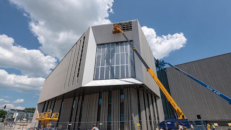 Modernste Architektur mitten in Regensburg - der Neubau des Museums der bayerischen Geschichte wird in der Stadt durchaus  kontrovers diskutiert. Weigel/dpa