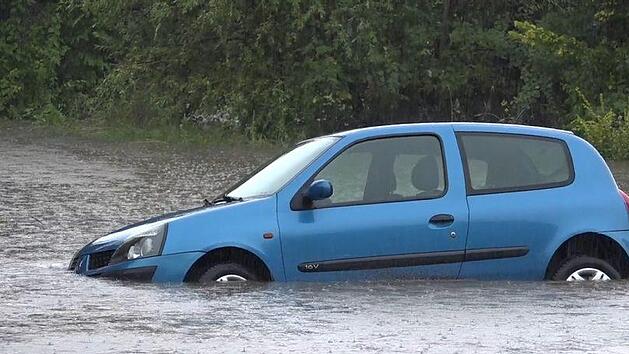&Uuml;ber Franken w&uuml;teten am Donnerstag bis Freitagmorgen  Unwetter. Durch die kritische Wetterlage sind die lokalen Feuerwehren durchg&auml;ngig besch&auml;ftigt. Foto aus Heroldsbach: NEWS%/Merzbach.