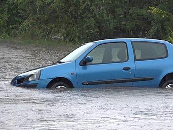 Über Franken wüteten am Donnerstag bis Freitagmorgen  Unwetter. Durch die kritische Wetterlage sind die lokalen Feuerwehren durchgängig beschäftigt. Foto aus Heroldsbach: NEWS%/Merzbach.