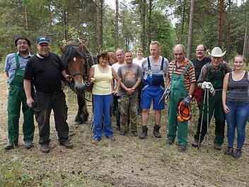 Die SOS-Kinderdorfgruppe aus Hohenroth bei Rieneck im Spessart war in der Rhön zu einem Arbeitseinsatz zu Gast und leistete wieder einen Beitrag zur nachhaltigen Entwicklung. Foto: Marion Eckert