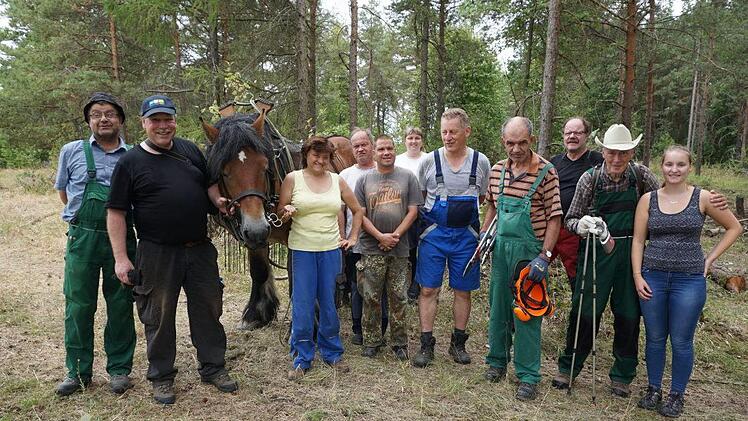 Die SOS-Kinderdorfgruppe aus Hohenroth bei Rieneck im Spessart war in der Rhön zu einem Arbeitseinsatz zu Gast und leistete wieder einen Beitrag zur nachhaltigen Entwicklung. Foto: Marion Eckert